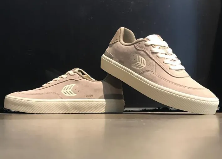 Cariuma Luan Pro Plaza Taupe Wildleder Elfenbein Logo Schuhe